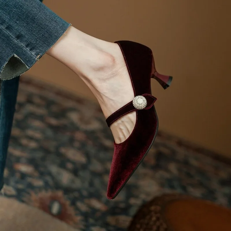 Vin rouge bout pointu Mary Jan - Womens Heels avis et prix